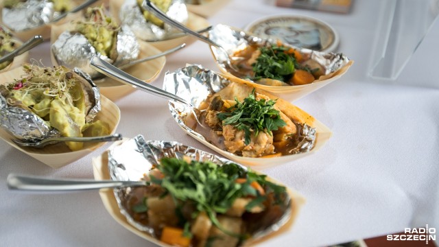 Wino robione w manufakturze, specjały polskiej kuchni serwowane w restauracji, gospodarstwo ekologiczne od pokoleń wyrabiające miody oraz rolnicy, specjaliści od przetworów domowych, a także pizzeria z własną, lokalną recepturą na włoski przysmak. W poniedziałek kolejne podmioty dołączyły do Europejskiej Sieci Dziedzictwa Kulinarnego w jego zachodniopomorskiej odsłonie.