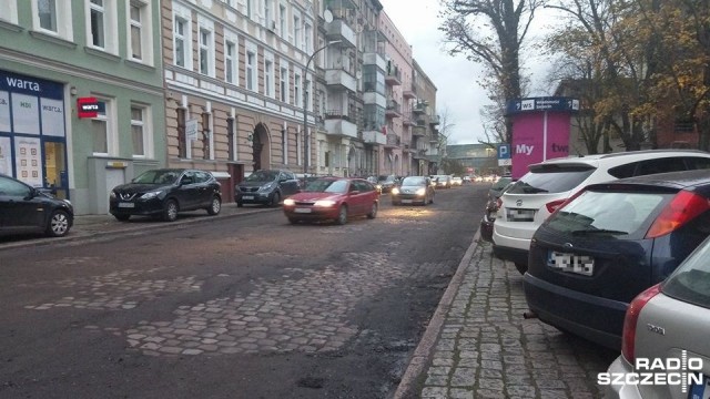 Jedna firma prowadzi remont dziesięciu ulic w Szczecinie. Skutek jest taki, że z części dróg zerwano asfalt i drogowcy zniknęli, aby rozpocząć prace na innych odcinkach.