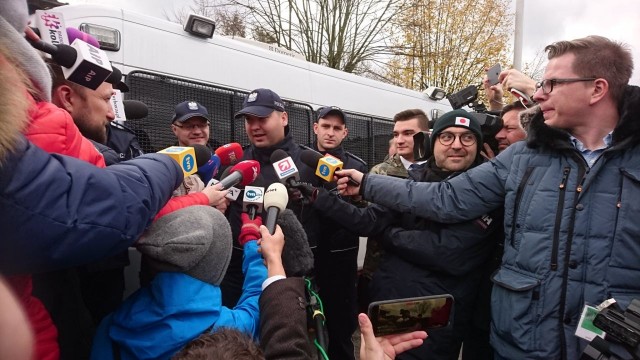 Rzecznik Komendanta Głównego Policji Mariusz Ciarka powiedział, że organy kontrolne policji zareagowały natychmiast, gdy otrzymały sygnał, że funkcjonariusze mogli użyć wulgarnych słów podczas sobotniego Marszu Niepodległości.