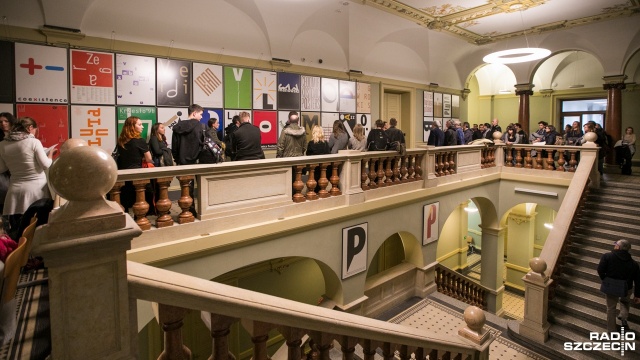 Kilkadziesiąt plakatów krakowskiego artysty i wykładowcy tamtejszej Akademii Sztuk Pięknych Władysława Pluty można od wtorku oglądać w Galerii Rektorskiej Akademii Sztuki w Szczecinie.