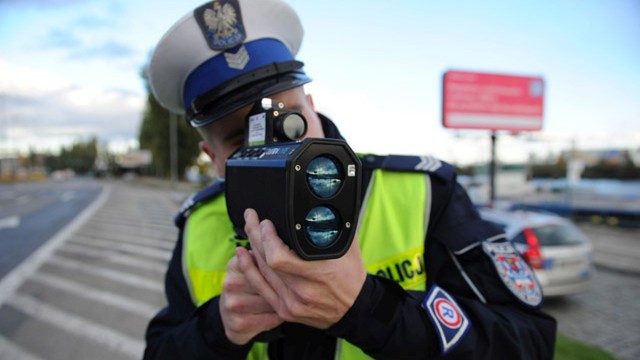 Kierowcę, który w terenie zabudowanym jechał z prędkością 120 kmh, zatrzymali choszczeńscy policjanci. Do zdarzenia doszło w Kaszewie.