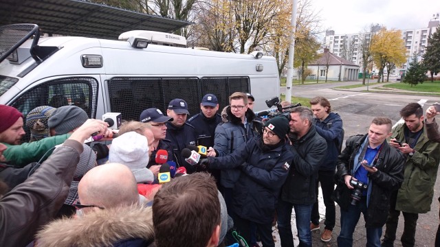 Komenda Stołeczna Policji zorganizowała spotkanie z - jak to sama określiła - najbardziej popularnym policjantem w Polsce o pseudonimie Kulson. Funkcjonariusz stał się sławny po sobotniej interwencji przed Marszem Niepodległości w Warszawie, gdy na ulicy Smolnej policja usunęła grupę Obywateli RP protestujących przeciwko tej manifestacji.