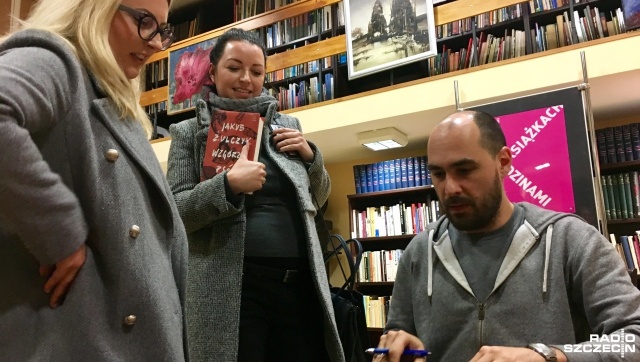 Tłumy przyszły na spotkanie autorskie z Jakubem Żulczykiem w Szczecinie. Jeden z najbardziej znanych obecnie pisarzy, publicystów i scenarzystów, autor m.in. kryminału Ślepnąc od świateł, opowiadał o swoich książkach i podpisywał je we wtorek wieczorem w Książnicy Pomorskiej.