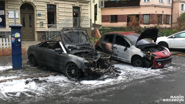 Dwa samochody spłonęły w nocy na ulicy Śląskiej w Szczecinie. Informacja o pożarze dotarła do strażaków przed godziną drugą w nocy.