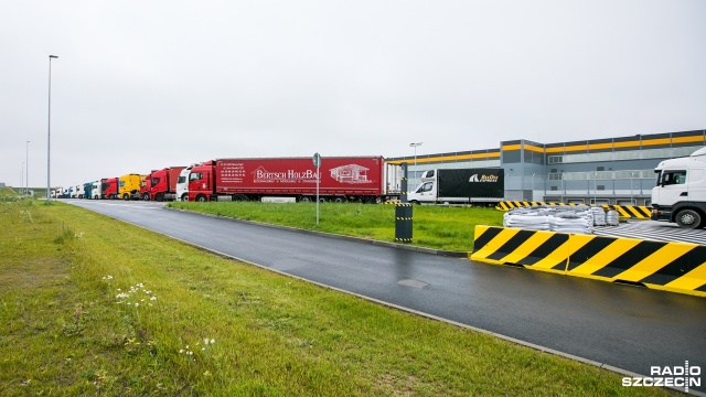 Nawet kilkanaście godzin czekają w kolejce kierowcy tirów w Centrum Logistycznym Amazon w Kołbaskowie. Problemy są zarówno z załadunkiem jak i rozładunkiem towaru.
