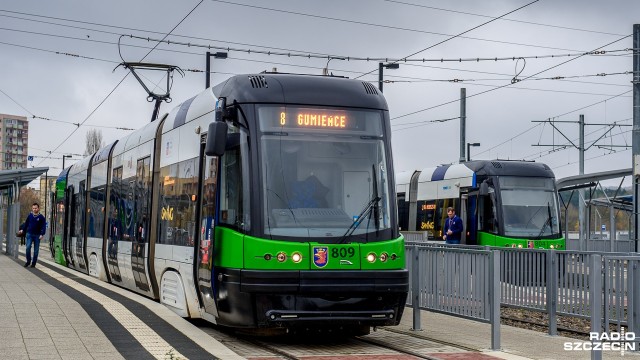 Niby zwalnia na zakręcie, niby mieszkańcy żalą się, że nie mknie jak powinien, ale okazuje się, że Szczeciński Szybki Tramwaj jest najszybszy w Polsce - przynajmniej w opinii miłośnika transportu z Warszawy ukrywającego się pod loginem Niskopodłogowiec. Zrealizował on film na temat SST.
