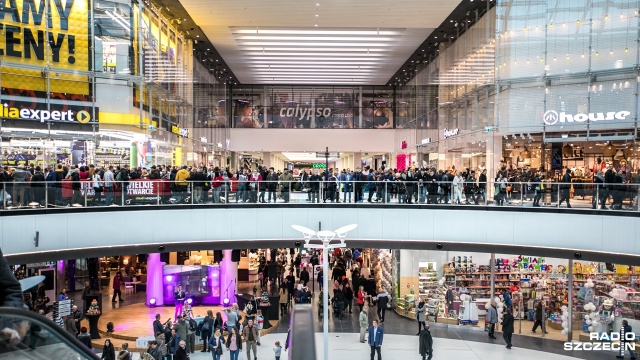 Tłumy wzięły udział w otwarciu nowej części Centrum Handlowego Galaxy w Szczecinie. Kolejki do wejścia ustawiły się już na godzinę przed otwarciem. Chwilę po godz. 13.00 łowcy promocji wbiegli do sklepu.