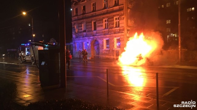 Zablokowany jest przejazd ul. Powstańców Wielkopolskich w pobliżu ul. Orawskiej w Szczecinie - spłonął tam samochód osobowy.