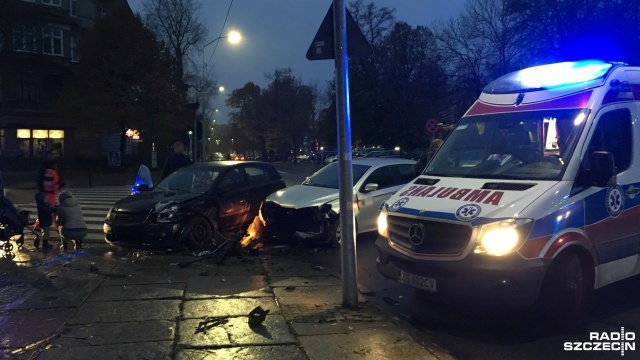 Dwa samochody osobowe zderzyły się na skrzyżowaniu ulic Monte Cassino i Wielkopolskiej w Szczecinie. Do zdarzenia doszło w czwartek przed godziną 7.