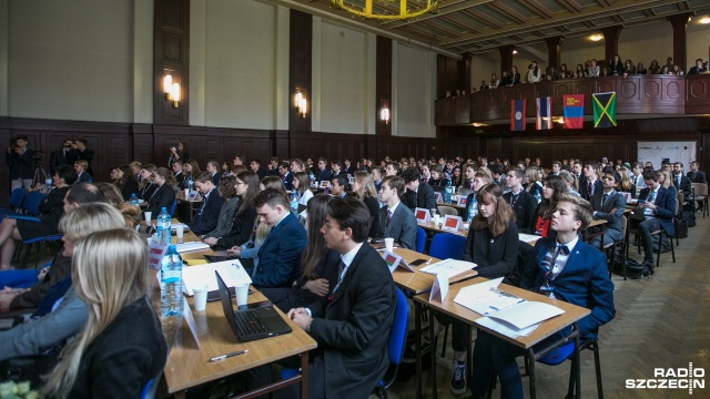Nastolatkowie z Polski, Niemiec oraz ze Szwecji symulują w Szczecinie obrady Organizacji Narodów Zjednoczonych. To w ramach konferencji StetiMUN, która w czwartek rozpoczęła się w II Liceum Ogólnokształcącym.