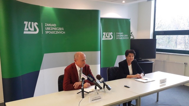 Prawie 12 tysięcy osób, spośród ponad 18 tysięcy uprawnionych złożyło w szczecińskim oddziale Zakładu Ubezpieczeń Społecznych wnioski o przyznanie emerytury. To efekt sześciu tygodni obowiązywania w Polsce nowych przepisów obniżających wiek emerytalny.