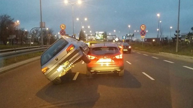 Zderzenie dwóch samochodów na ulicy Struga - to na szczęście tylko kolizja. Na miejscu pracują policjanci i straż pożarna.