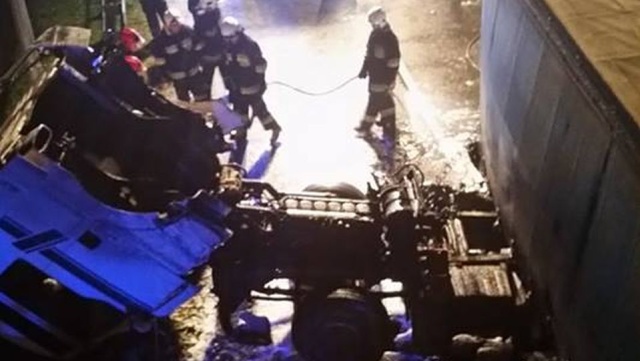 Wypadek przy zjeździe z S3 na autostradę A6 w kierunku Szczecina (k. Klucza). Zderzyły się tam dwa TIR-y. Jedna z naczep się przewróciła i droga jest zablokowana. Już zaczął się tam tworzyć spory korek.