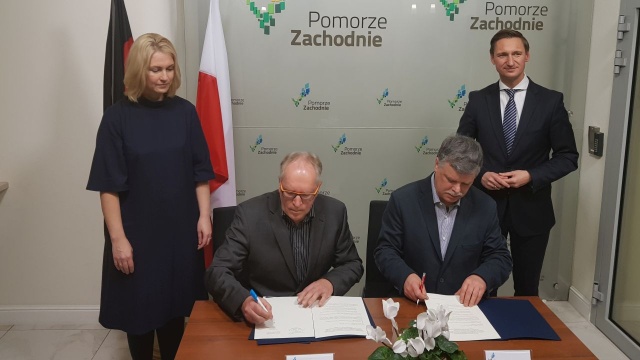 Będą wspólnie popularyzować wiedzę o regionie, realizować projekty wydawnicze i organizować konferencje naukowe. Książnica Pomorska im. Stanisława Staszica w Szczecinie i Biblioteka Krajowa Meklemburgii Pomorza Przedniego w Schwerinie podpisały porozumienie o współpracy.