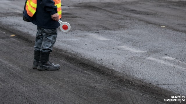 Drogowcy układają nowy asfalt na ulicy Bogumińskiej w Szczecinie. W czwartek rano rozpoczęły się prace na ostatnim z odcinków, między Hożą a Pokoju.