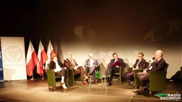 Jestem zwolennikiem dzikiej lustracji - powiedział w studiu S1 Radia Szczecin publicysta i dziennikarz Cezary Gmyz podczas panelu dyskusyjnego na temat lustracji. Konferencja została zorganizowana przez IPN i była podsumowaniem 10 lat funkcjonowania Biura Lustracyjnego.