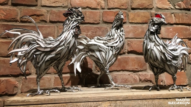 Rzeźby z witraży można oglądać w galerii przy alei Wojska Polskiego w Szczecinie. Autorką prac jest Ewa Sawka, żona szczecińskiego rysownika i satyryka Henryka Sawki.