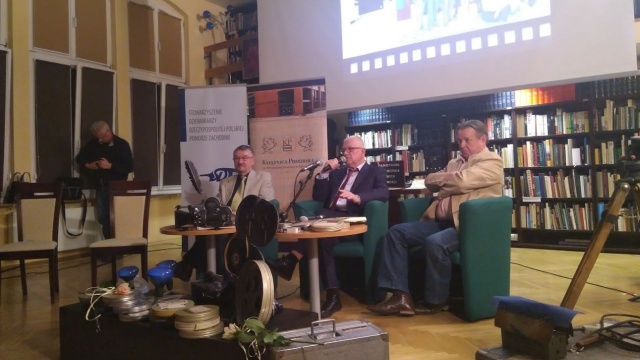 To był wieczór pełen wspomnień, wzruszeń i spotkań po latach. W Książnicy Pomorskiej odbył się benefis trzech muszkieterów: Gerarda Aniołkowskiego, Leszka Foltyna i Jana Kuczery - wieloletnich operatorów kamery szczecińskiego oddziału Telewizji Polskiej.