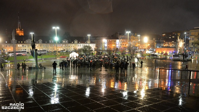 Ponad setka osób spotkała się w sobotę na placu Solidarności w Szczecinie by protestować przeciwko faszyzmowi w Polsce.