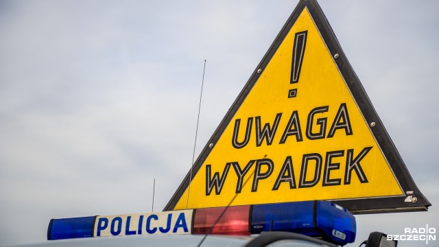 Dwa samochody osobowe zderzyły się na zwężonym odcinku obwodnicy Kobylanki. Do stłuczki doszło w poniedziałek przed godziną 10.