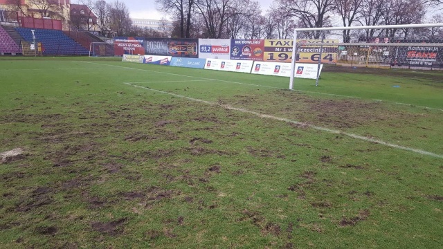 Nie będziemy na razie wymieniać murawy na płycie stadionu przy ulicy Twardowskiego w Szczecinie - informuje miasto. Po sobotnim meczu Pogoni z Piastem Gliwice murawa jest w fatalnym stanie. Piłkarze zagrali pomimo tego, że boisko - po opadach deszczu - było bardzo mocno nasiąknięte wodą.