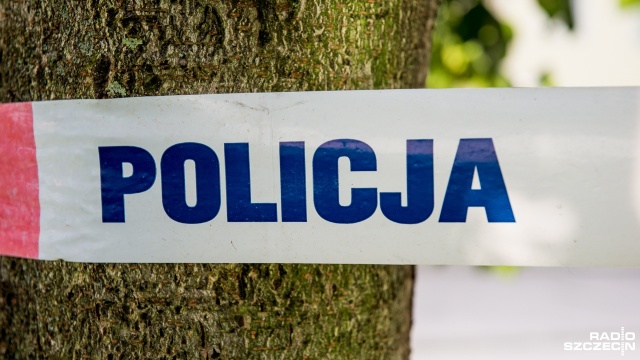 Zwłoki około 40-letniego mężczyzny znaleziono w Szczecinku. Informację, że w parku niedaleko plaży leży ciało, policjanci otrzymali we wtorek nad ranem.