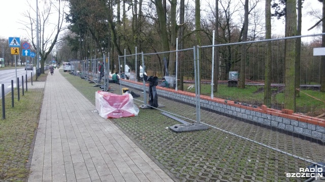 Na odcinku niemal 60 metrów - od strony ulicy Ku Słońcu - odnawiana jest część płotu Cmentarza Centralnego w Szczecinie.