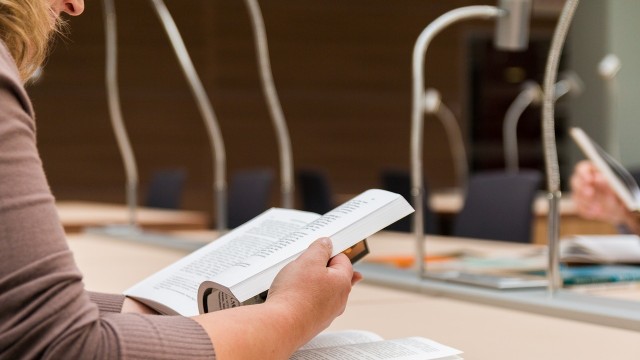 Trzeba ratować program wymiany studentów po wyjściu Wielkiej Brytanii z Unii - alarmują europosłowie z komisji kultury. Istnieje niebezpieczeństwo, że programu Erasmus Plus nie uda się zachować w obecnym kształcie, a to oznacza, że stracą najbardziej m.in. Polacy - ostrzega europoseł Bogdan Zdrojewski, który zajmuje się tą sprawą w PE.