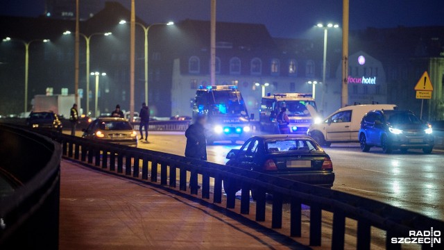 Do kilku kolizji doszło w czwartek rano na Trasie Zamkowej w Szczecinie. Chodzi o nitkę wyjazdową z miasta. Po godzinie 6 na śliskiej nawierzchni zderzyło się kilka samochodów.