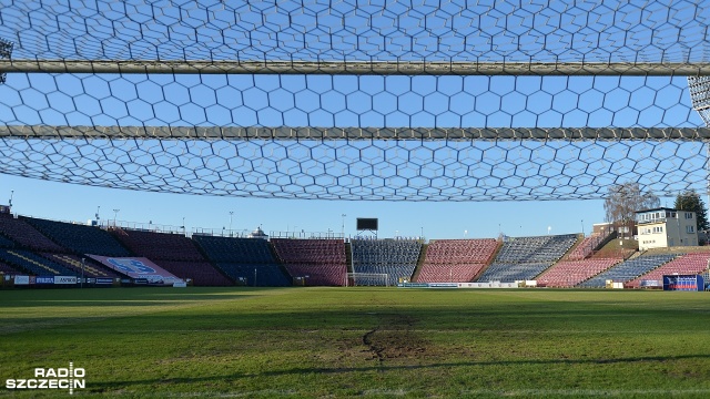 Kolce wbite w murawę szczecińskiego stadionu - to kolejny krok doprowadzania boiska do użytku po meczu w deszczu i błocie. Chodzi o sobotnie spotkanie Pogoni z Piastem Gliwice.