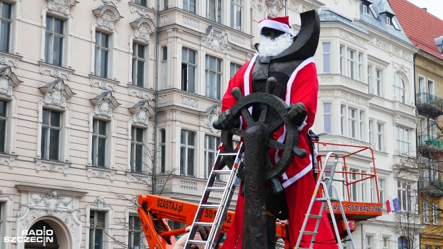 Szczeciński marynarz gotowy do świąt. Stojąca w Alei Fontann rzeźba ma już mikołajową, czerwoną czapkę, bluzę i spodnie.