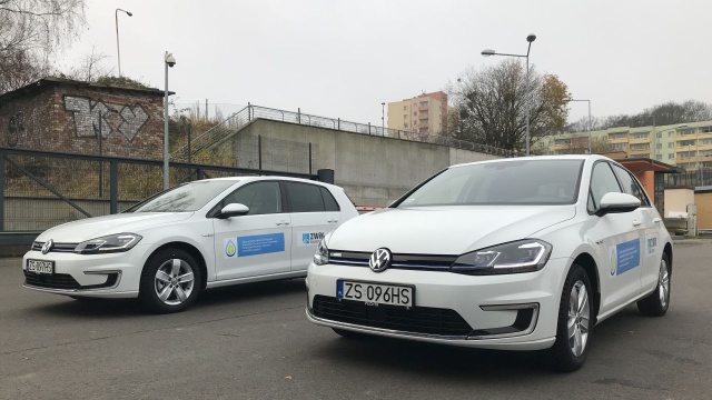 Urzędnicy z Zakładu Wodociągów i Kanalizacji właśnie dostali dwa Volkswageny e-Golfy.