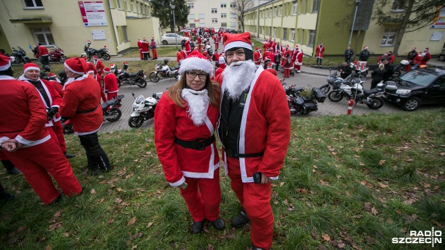 Ponad dwustu Mikołajów na motocyklach odwiedziło w sobotę chore dzieci w szpitalu w szczecińskich Zdrojach. Spotkali się na Wałach Chrobrego, po czym wsiedli na swoje maszyny i pojechali rozwozić prezenty.