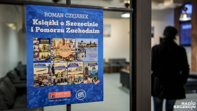 Jestem zaskoczony sukcesem swoich książek - mówił podczas spotkania z czytelnikami Roman Czejarek. Pochodzący ze Szczecina dziennikarz radiowy promował swoje najnowsze wydawnictwo Sekrety Pomorza Zachodniego.