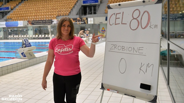 W szczecińskiej Floating Arenie 12 osób wspólnie przepłynie 80 kilometrów wszystko po to, by zebrać pieniądze na choinki dla potrzebujących rodzin. Razem do pokonania mają 3200 długości basenu - jeżeli to się uda, sponsorzy przekażą pieniądze na świąteczne drzewka.