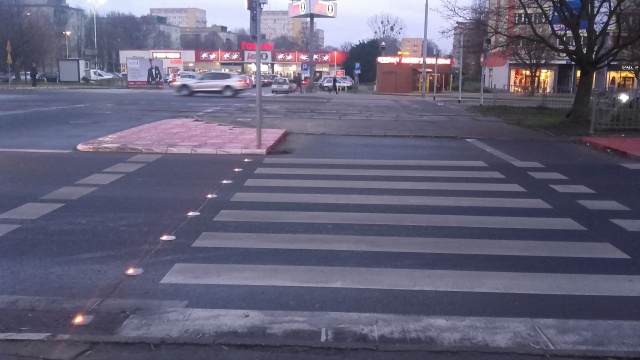 Tym razem specjalne światła, które włączają się automatycznie, gdy wyczują ruch zainstalowano w jezdni wzdłuż przejścia dla pieszych na alei Wyzwolenia. Kilkanaście lampek ma poprawić bezpieczeństwo przy centrum handlowym Fala.