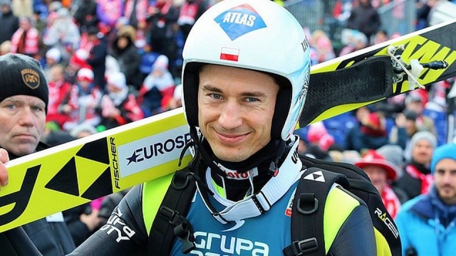 Andreas Wellinger wygrał konkurs Pucharu Świata w skokach narciarskich, który odbył się w Niżnym Tagile w Rosji. Niemiec po skokach na odległość 132 i 133,5 metra o 4,8 punktu wyprzedził swojego rodaka Richarda Freitaga (131 i 138 metrów). Podium uzupełnił Austriak Stefan Kraft (128 i 133,5 m).
