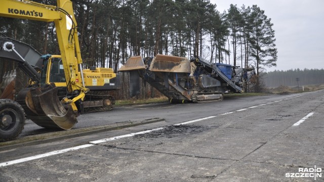 Zakończyło się kruszenie betonu na północnej jezdni autostrady A6, czyli tej prowadzącej od węzła Rzęśnica w kierunku Szczecina. W trakcie prac płyty drogowe, pamiętające jeszcze lata 30., były łamane na mniejsze fragmenty.