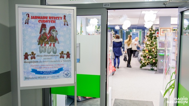Zrobione ręcznie choinki, gwiazdki, skrzaty i aniołki na Jarmarku Rzeczy Cudnych - zaprasza Wydział Zarządzania i Ekonomiki Usług Uniwersytetu Szczecińskiego.