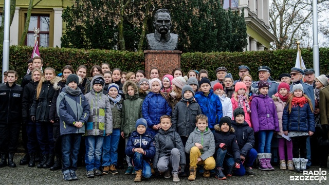 Przedstawiciele Związku Piłsudczyków oraz dzieci ze szczecińskich szkół oddali hołd i złożyli kwiaty pod pomnikiem Józefa Piłsudskiego z okazji 150. rocznicy urodzin Marszałka.