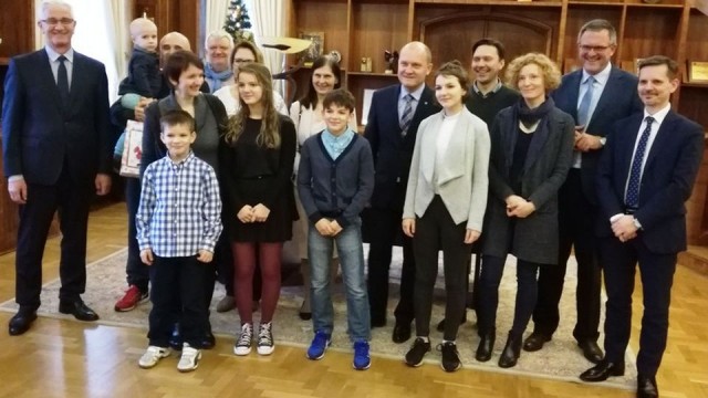 Trzeba jeszcze dużo zrobić, by odczarować zły obraz rodzin wielodzietnych - mówią przedstawiciele takich rodzin ze Szczecina. Dlatego w czerwcu w stolicy Pomorza Zachodniego odbędzie się ogólnopolski Zjazd Dużych Rodzin. W środę podpisano umowę w tej sprawie.
