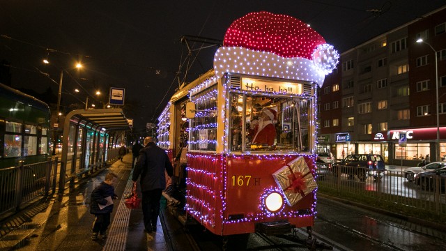 Świąteczny tramwaj wyjechał w środę na szczecińskie torowiska. To z okazji przypadających 6 grudnia mikołajek.