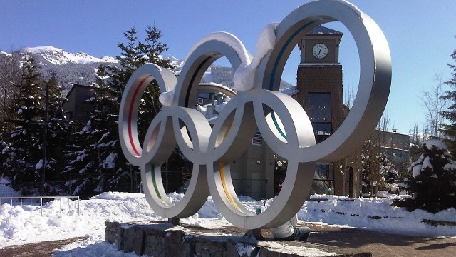 Moskwa może nałożyć sankcje na osoby, które stoją za odsunięciem Rosji od zimowych Igrzysk Olimpijskich w Pjongczangu. Sugerował to w rozmowie z dziennikiem Izwiestia senator Andriej Klimow. We wtorek MKOl zawiesił udział rosyjskiej reprezentacji w igrzyskach, a sportowcom pozwolił startować pod neutralną flagą.