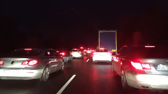 Siedem kilometrów ma korek na autostradzie A6 w kierunku Goleniowa. Jadąc do Szczecina też utkniemy na odcinku 4 kilometrów już zaraz za skrzyżowaniem z drogą prowadzącą do Klinisk. To skutek dwóch kolizji, do których doszło z obu stron węzła Rzęśnica.
