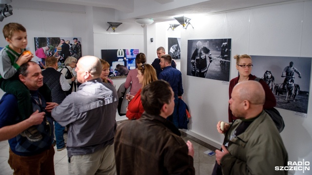 Kilkadziesiąt zdjęć zrobionych przez szczecińskich fotoreporterów można podziwiać w Muzeum Techniki i Komunikacji. Na wystawie Szczecińska fotografia prasowa 2017. Szósta Migawka zgromadzono najlepsze zdjęcia zrobione przez ostatni rok. Każdy z fotoreporterów wybrał trzy zdjęcia.