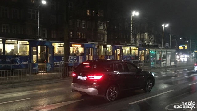 Tramwaj z samochodem osobowym zderzyły się na alei Piastów w Szczecinie - do zdarzenia doszło w piątek przed godz. 20 na skrzyżowaniu z ulicą Jagiełły.