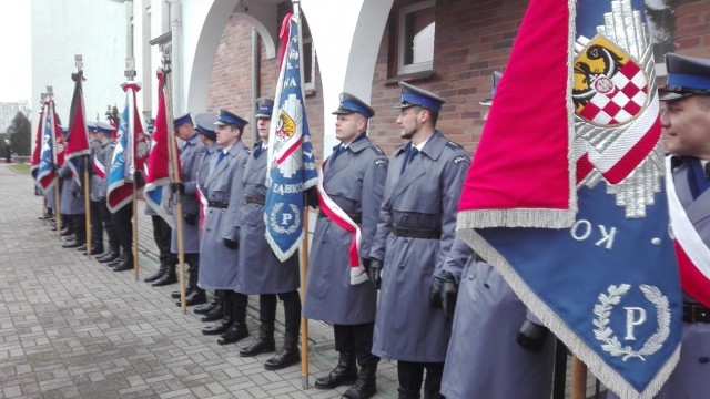 Odszedł stanowczo zbyt szybko - mówił na pogrzebie starszego aspiranta Mariusza Koziarskiego minister spraw wewnętrznych i administracji Mariusz Błaszczak. Uroczystości pogrzebowe odbyły się w sobotę w Oleśnicy.