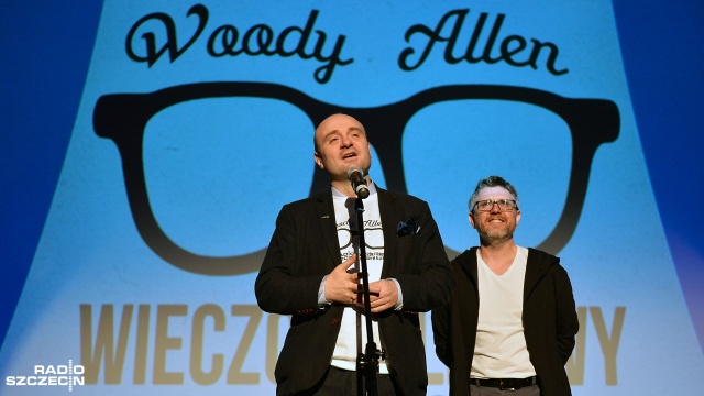 To było spotkanie jak w kameralnym kinie - tak mówili uczestnicy Wieczoru Filmowego z Woody039m Allenem, który odbył się w sobotę w studiu koncertowym S1 Radia Szczecin. Wzięło w nim udział kilkadziesiąt osób.