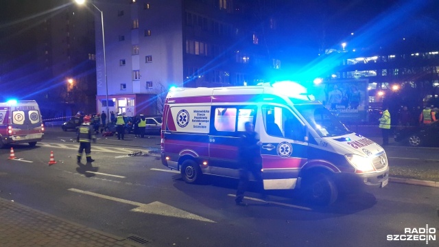 Dwa auta zderzyły się na ulicy Malczewskiego w Szczecinie. Do wypadku doszło w sobotę po godzinie 21 między aleją Wyzwolenia a ulicą Matejki, tuż za wyjazdem z centrum handlowego Galaxy.