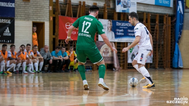Podział punktów na Twardowskiego w ekstraklasie futsalu. Halowi piłkarze Pogoni 04 Szczecin zremisowali z AZS-em Katowice 1:1 na zakończenie pierwszej rundy rozgrywek o mistrzostwo Polski.